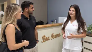 Camila Rebouças recebendo clientes para depilação